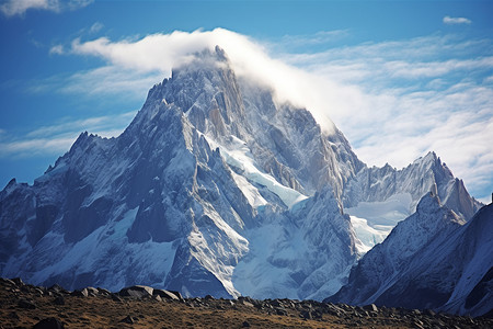 彩云缭绕的雪山图片