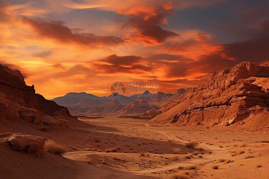夕阳映照之下的沙漠山脉图片