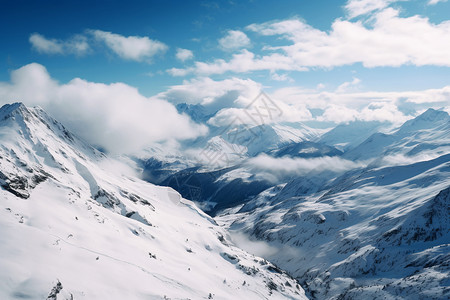 白雪飘落的雪山图片