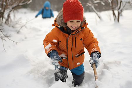 在雪地行走的小男孩图片