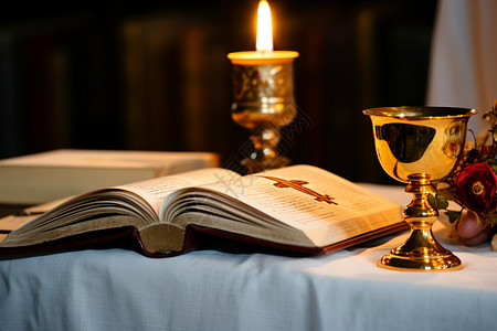 祷告的书与蜡烛图片