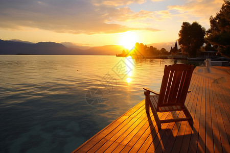 艳阳高照的湖畔背景图片