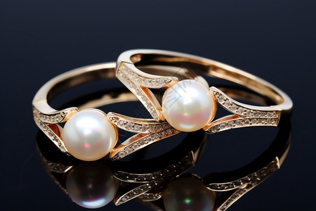 镶嵌珍珠的两枚戒指图片