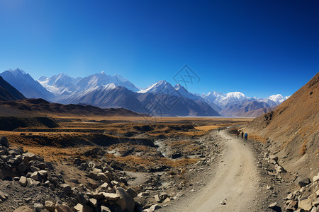 山间荒漠里的土路图片