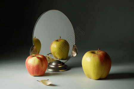 镜子前的苹果静物背景图片