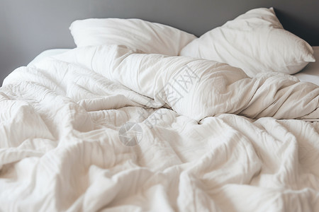 床上洁白的被子高清图片