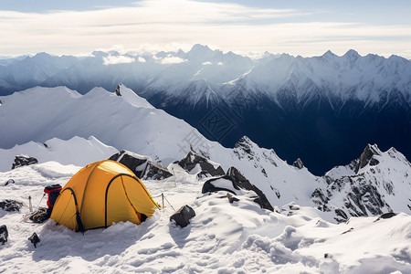 雪山上露营的帐篷图片