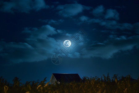夜晚的月亮和房屋图片