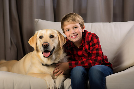 男孩与狗靠在沙发扶手上图片