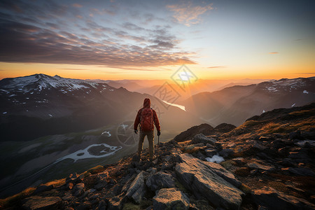 日出的登山男性图片