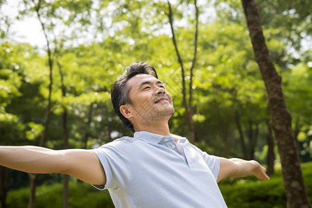 人与自然背景公园中盛开双臂的男人背景