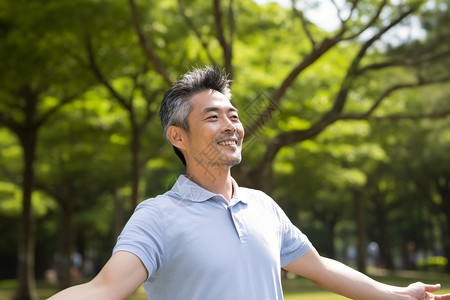 户外呼吸在公园中一个男人伸展开双臂背景