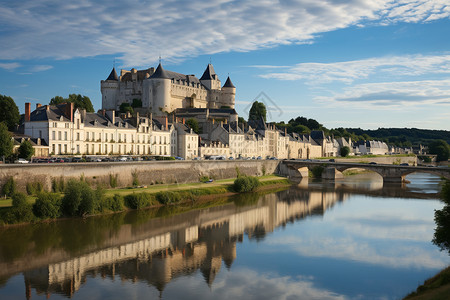 河岸旁古老的欧式城堡建筑高清图片