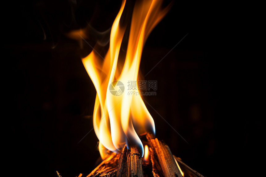 黑夜中燃烧的火焰图片