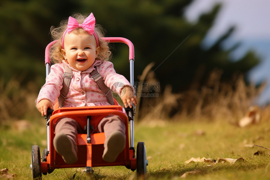 公园中坐在婴儿车上的女婴图片