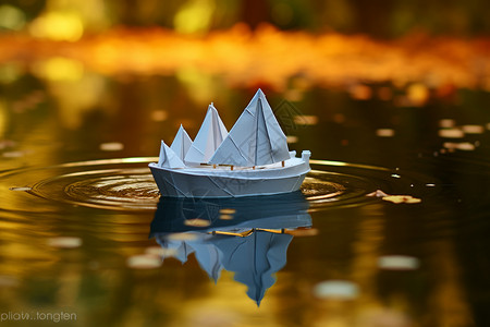 湖面上漂浮的纸船图片