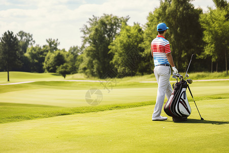 高尔夫球手在绿草球场上挥杆图片