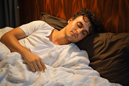 床上睡觉的男性图片