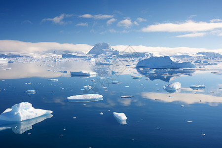 海洋中的自然冰山图片