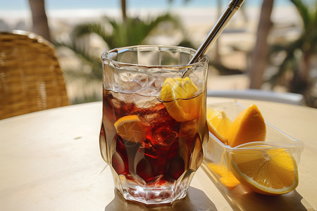 一杯冰镇凉茶夏日海滩的一杯柠檬茶背景