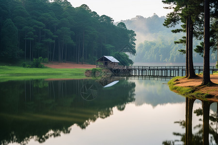 宁静的湖畔小屋图片