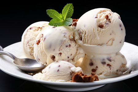 盘子里的冰淇淋图片