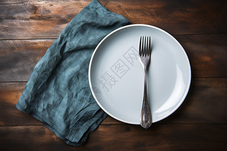 餐桌上的盘子和叉子图片
