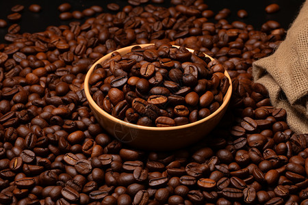 优良的品质木碗中的咖啡豆背景