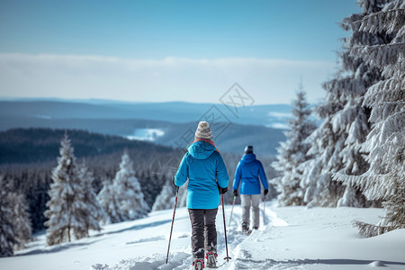 白雪蓝天下的滑雪乐趣图片