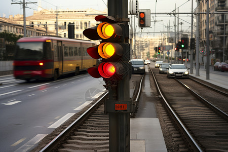 城市铁轨旁的信号灯图片