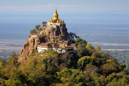 山峰古老的金顶佛教建筑图片