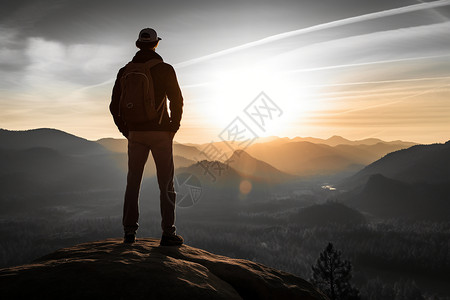 清晨山顶的登山者图片