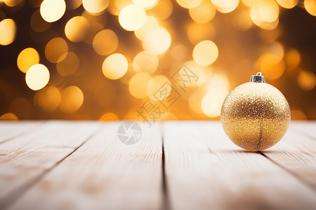 金色的圣诞树装饰球图片