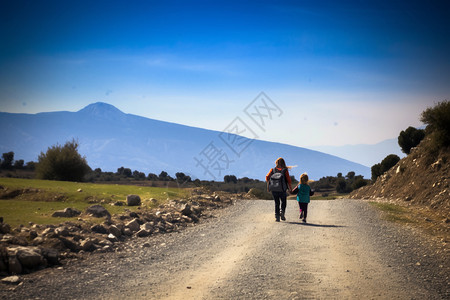 乡间小路的母亲和女儿图片