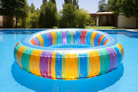 泳池中的彩虹泳圈背景图片