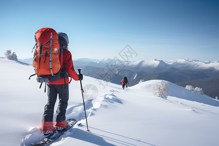 雪山山顶的探险者背景图片