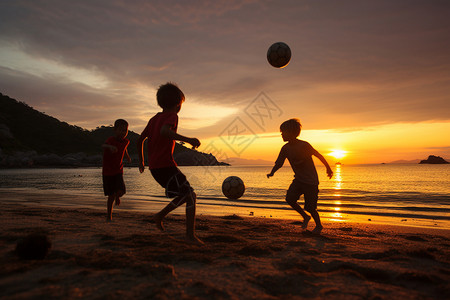 海滩上踢球的孩子高清图片