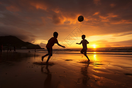 夕阳沙滩上玩球的孩子图片