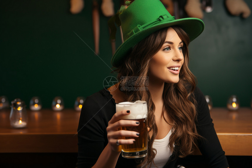 酒吧庆祝啤酒节的女子图片