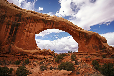 荒原中的岩石拱门景观图片