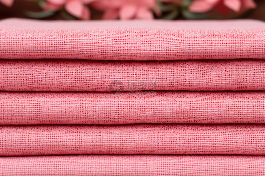 叠放的粉色棉麻布料图片
