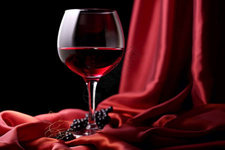 一杯红酒在红布上摆放图片
