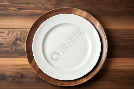 简约白瓷盘：餐桌上的艺术背景图片