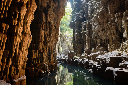 洞穴的出口图片