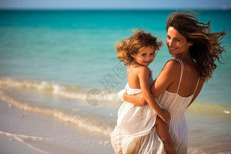 漫步沙滩的母女高清图片