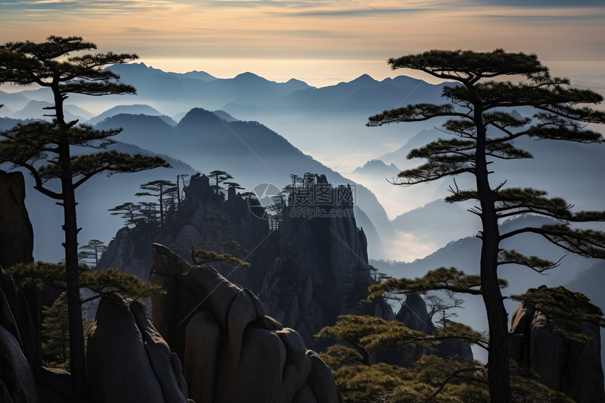 晨霞云雾中的山川图片