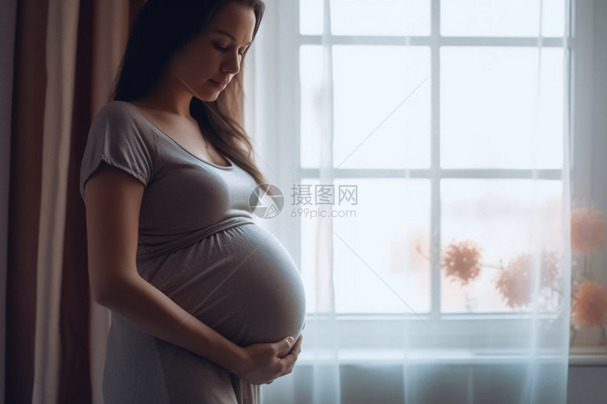窗前的孕妇图片