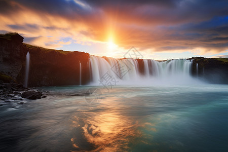 落日下的瀑布背景图片