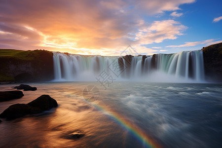 冰岛瀑布中的彩虹背景图片