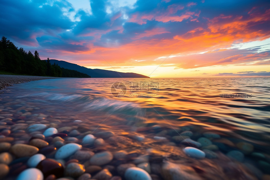 夕阳下的湖边图片